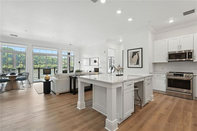 1 1st Street 305, Oakmont, PA 15139