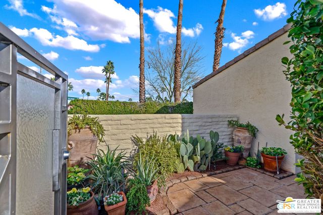 2102 S Via Mazatlan, Palm Springs, CA 92264