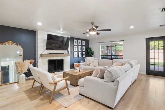 2303 Fall River Drive, Arlington, TX 76006