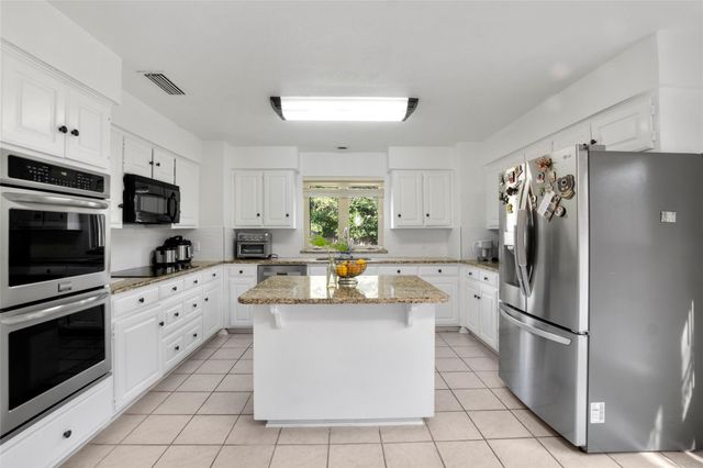 2303 Fall River Drive, Arlington, TX 76006