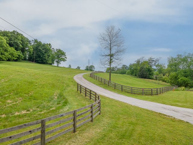 4000 Cantebury Dr, Culleoka, TN 38451