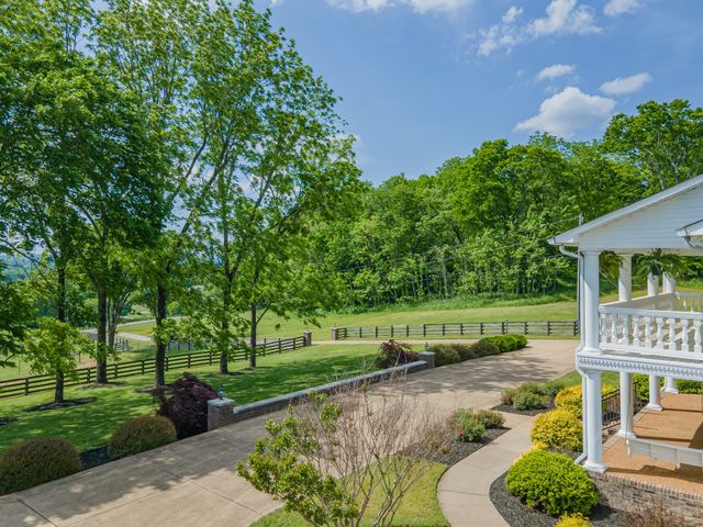 4000 Cantebury Dr, Culleoka, TN 38451