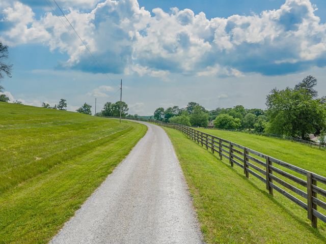4000 Cantebury Dr, Culleoka, TN 38451