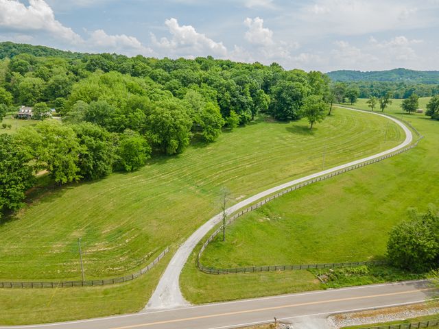 4000 Cantebury Dr, Culleoka, TN 38451