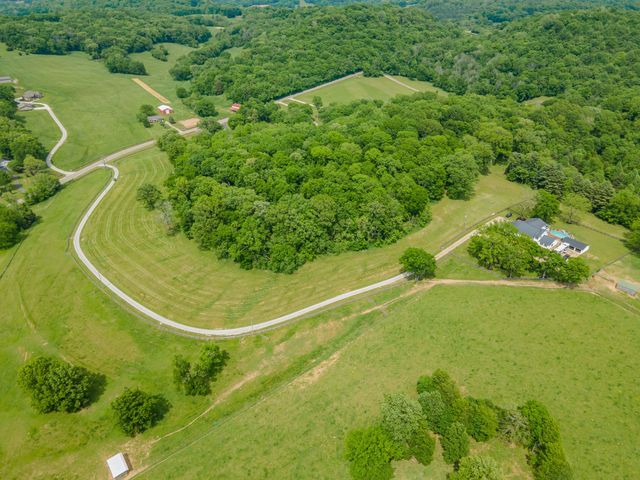 4000 Cantebury Dr, Culleoka, TN 38451