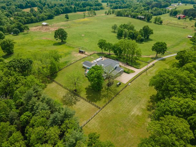 4000 Cantebury Dr, Culleoka, TN 38451