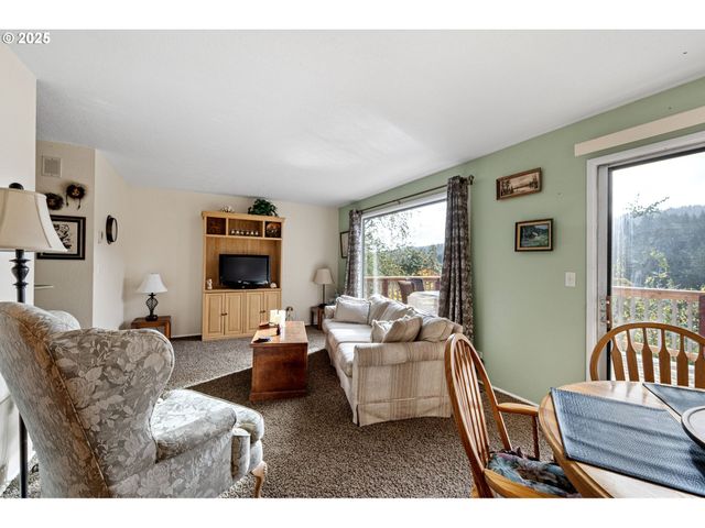 24763 STURTEVANT Dr, Veneta, OR 97487