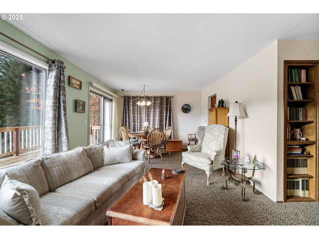 24763 STURTEVANT Dr, Veneta, OR 97487