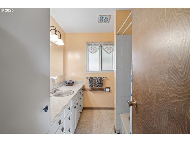 24763 STURTEVANT Dr, Veneta, OR 97487