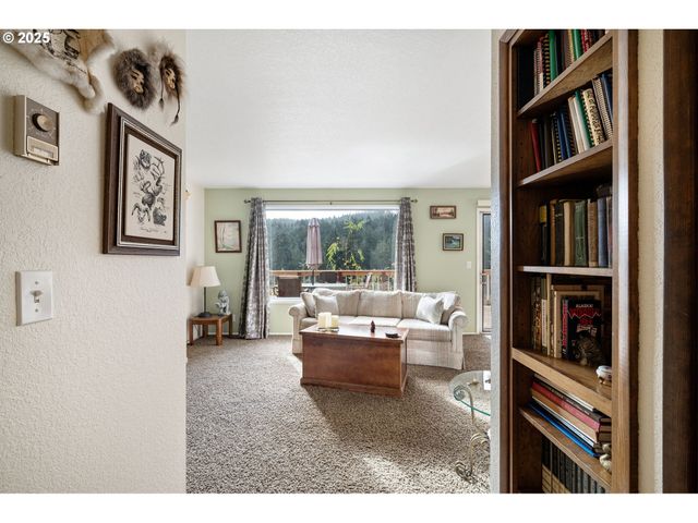 24763 STURTEVANT Dr, Veneta, OR 97487