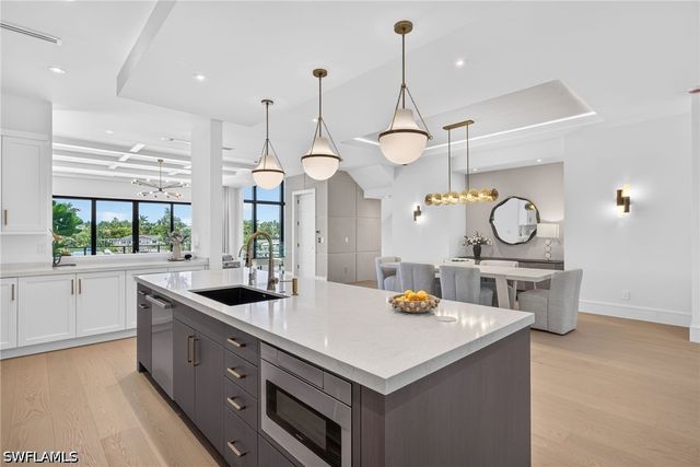 1085 SANDPIPER ST, Naples, FL 34102