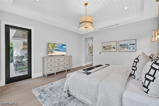 1085 SANDPIPER ST, Naples, FL 34102