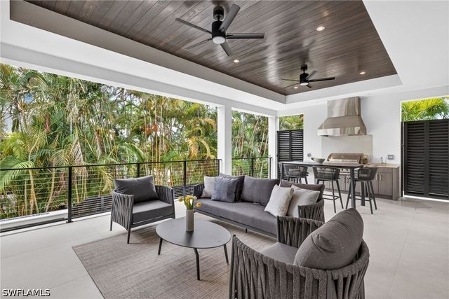 1085 SANDPIPER ST, Naples, FL 34102