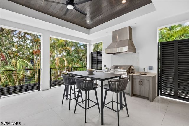 1085 SANDPIPER ST, Naples, FL 34102