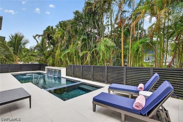 1085 SANDPIPER ST, Naples, FL 34102