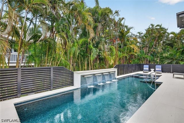 1085 SANDPIPER ST, Naples, FL 34102