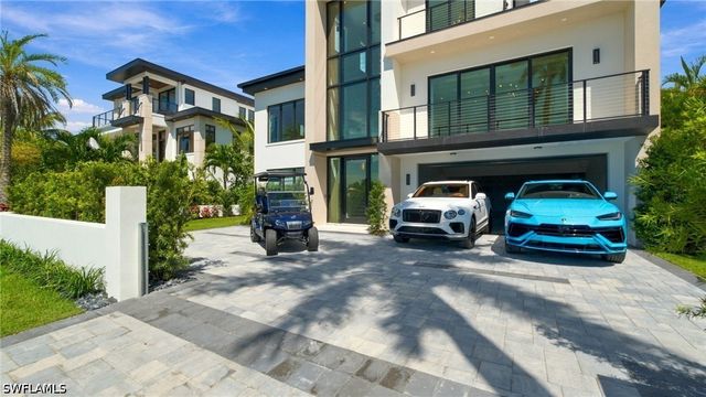 1085 SANDPIPER ST, Naples, FL 34102