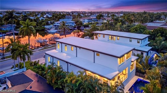 1085 SANDPIPER ST, Naples, FL 34102
