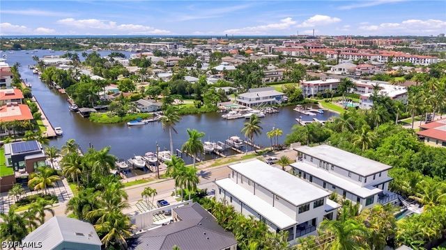 1085 SANDPIPER ST, Naples, FL 34102