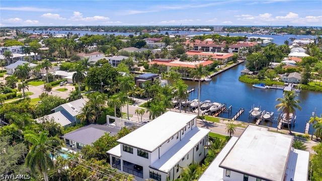 1085 SANDPIPER ST, Naples, FL 34102