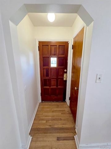 5046 Lafontaine Street, Grosse Pointe, MI 48236
