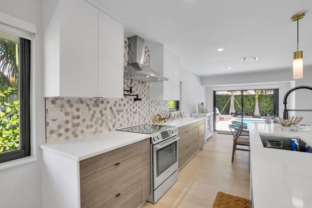 2520 SW 5th Street, Boynton Beach, FL 33435