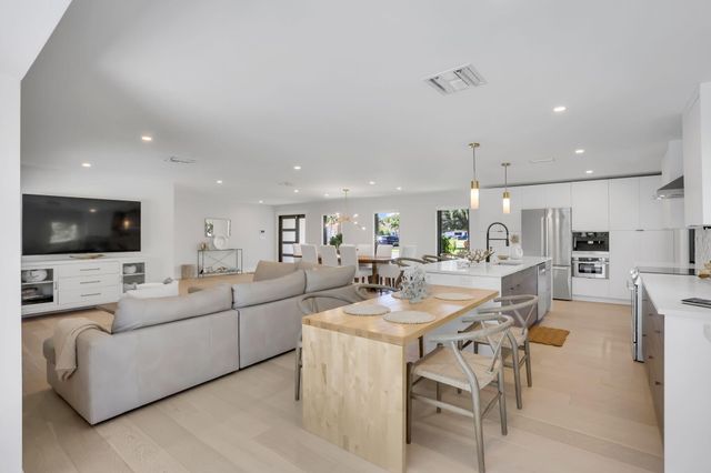 2520 SW 5th Street, Boynton Beach, FL 33435