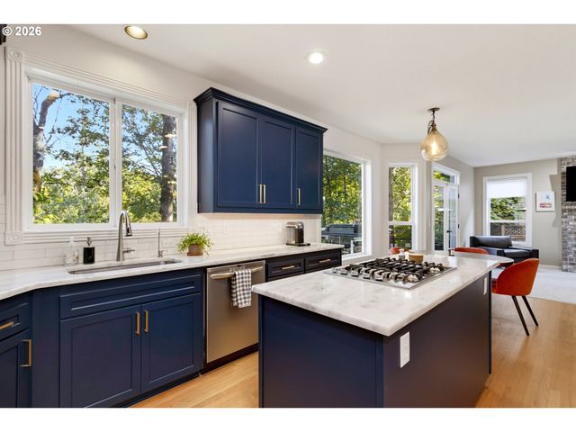 9739 Nw ENGLEMAN St, Portland, OR 97229