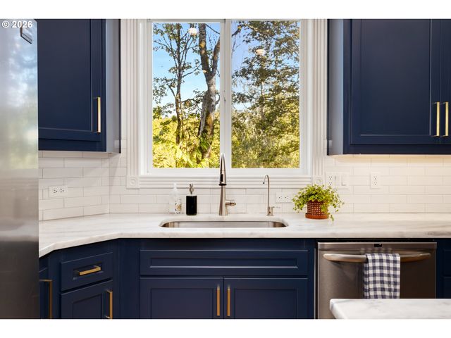 9739 Nw ENGLEMAN St, Portland, OR 97229