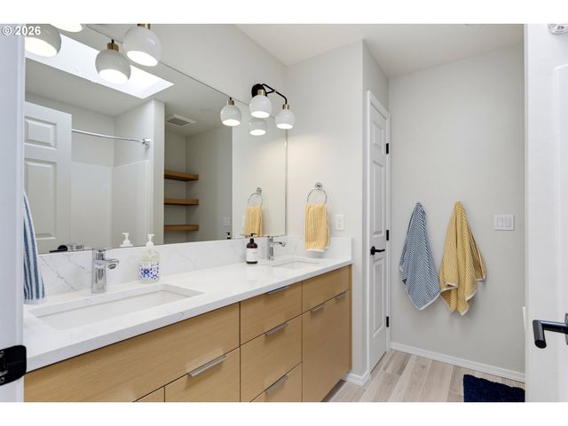 9739 Nw ENGLEMAN St, Portland, OR 97229