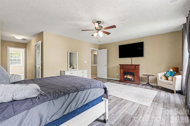 1038 Chalk Hill Lane, Charlotte, NC 28214