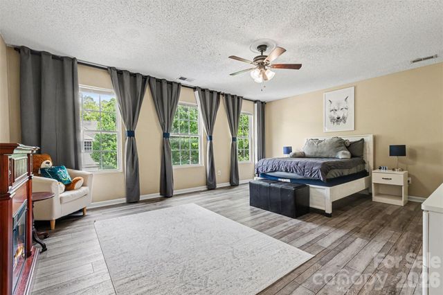 1038 Chalk Hill Lane, Charlotte, NC 28214