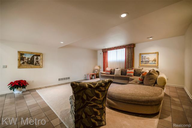 3086 Bloomfield Park Drive, West Bloomfield Charter Township, MI 48323
