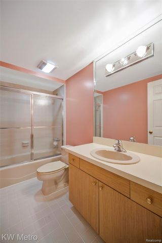 3086 Bloomfield Park Drive, West Bloomfield Charter Township, MI 48323