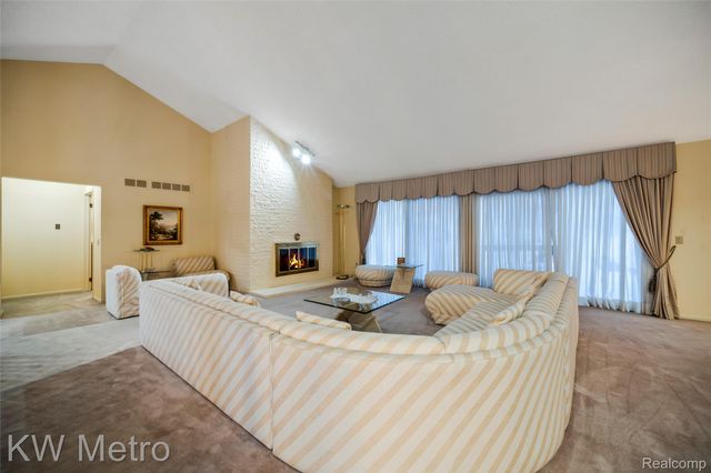 3086 Bloomfield Park Drive, West Bloomfield Charter Township, MI 48323