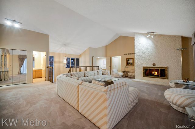 3086 Bloomfield Park Drive, West Bloomfield Charter Township, MI 48323