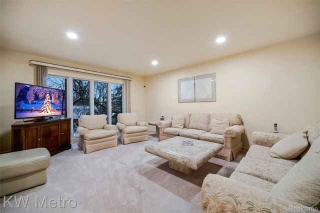 3086 Bloomfield Park Drive, West Bloomfield Charter Township, MI 48323