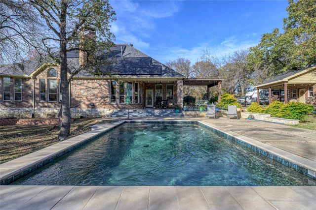 1071 E Oak Shores Drive, Cross Roads, TX 76227