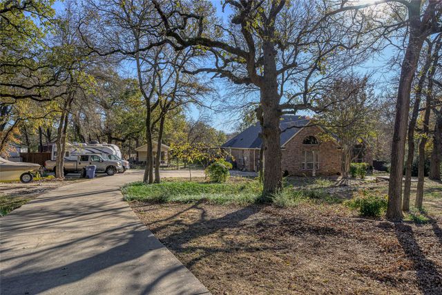 1071 E Oak Shores Drive, Cross Roads, TX 76227