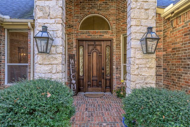 1071 E Oak Shores Drive, Cross Roads, TX 76227