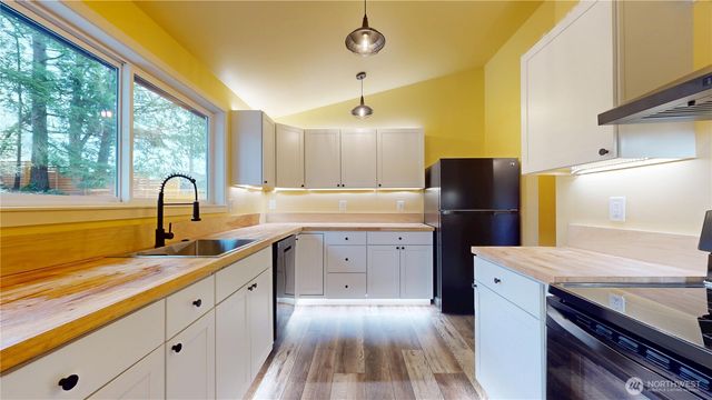 21246 15th Avenue S, Des Moines, WA 98198