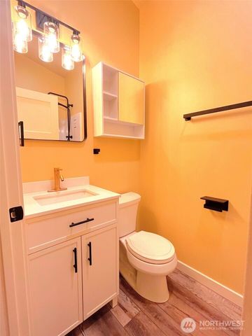 21246 15th Avenue S, Des Moines, WA 98198