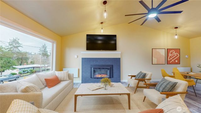 21246 15th Avenue S, Des Moines, WA 98198