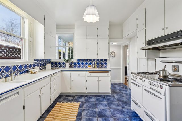 5460 Carlton St, Oakland, CA 94618