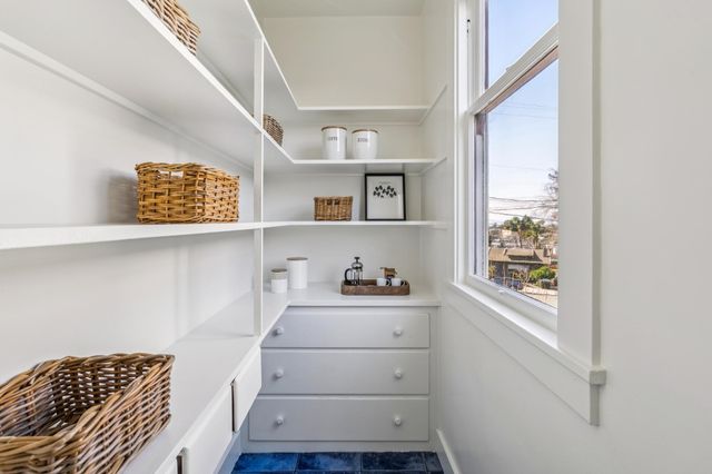 5460 Carlton St, Oakland, CA 94618