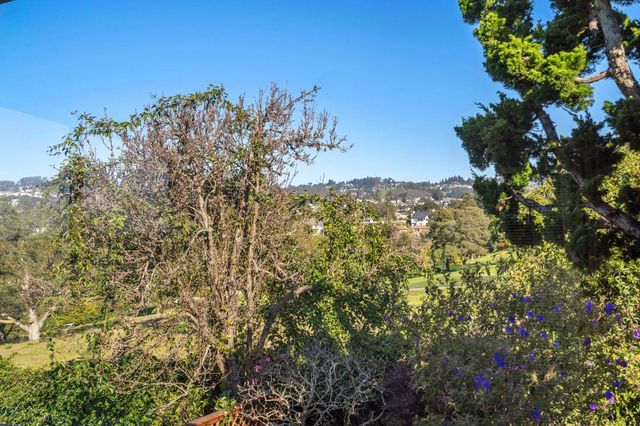 5460 Carlton St, Oakland, CA 94618