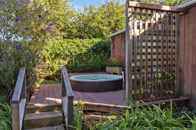 5460 Carlton St, Oakland, CA 94618