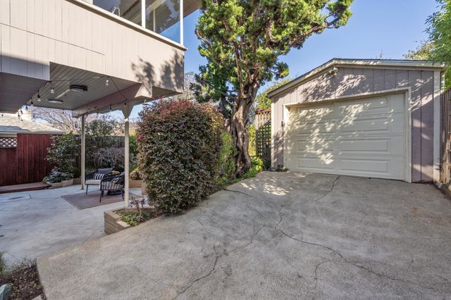 5460 Carlton St, Oakland, CA 94618