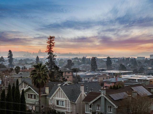 5460 Carlton St, Oakland, CA 94618