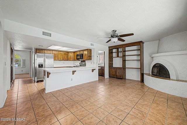 701 E Vía Entrada, Tucson, AZ 85718